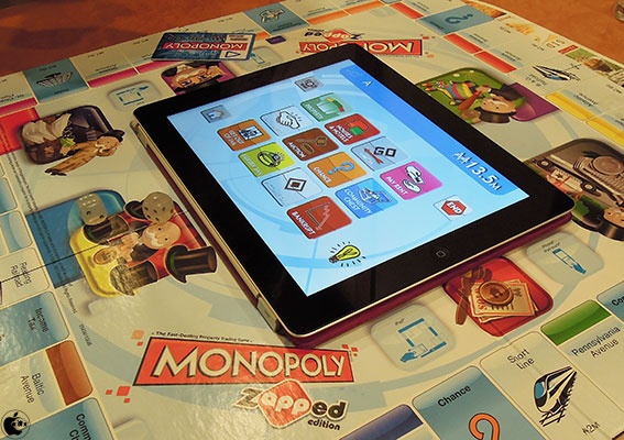 米hasbroのiphone Ipadと組み合わせて遊ぶmonopolyボードゲーム Monopoly Zapped Edition を試す アクセサリ Macお宝鑑定団 Blog 羅針盤