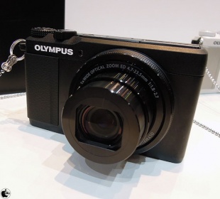 CP+2013：オリンパス、フォトストーリー機能を搭載したデジタルカメラ「OLYMPUS STYLUS XZ-10」を展示 | レポート