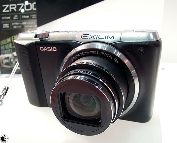 CP+2013：カシオ計算機、HS手ブレ補正やトリプルショット機能を搭載したデジタルカメラ「EXILIM EX-ZR700」を展示