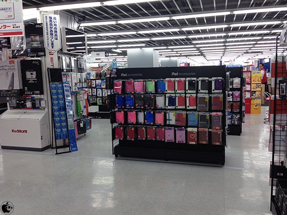 Appleショップに隣接するアクセサリー展示も位置が変わり、こちらは従来の3倍以上にまで拡大されています。