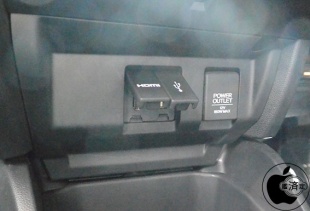 HDMI と USB の入力端子を備える。この他に 音楽再生だけであれば Bluetooth接続でも可能