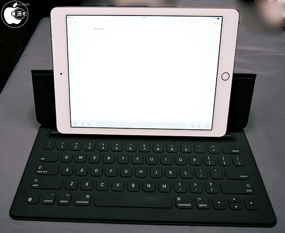 iPad Pro (9.7-inch)で、Smart Keyboard for 12.9-inch iPad Proを使用してのキーボード入力