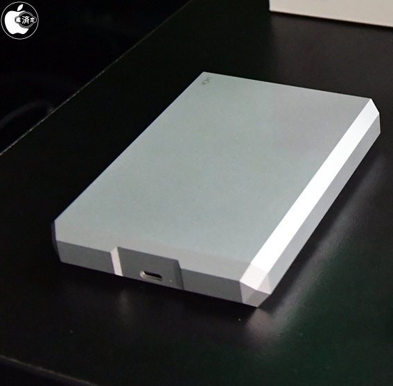 Apple Store、LaCieのUSBC接続ポータブルドライブ「LaCie Mobile Drive 4TB External Hard
