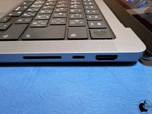 MacBook Pro (14-inch, 2021)：右ポート