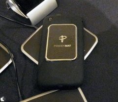 2010 CES：Powermat、iPhone/iPod touch用非接触電型充電バッテリー「APPLE CASES & DOCKS」を