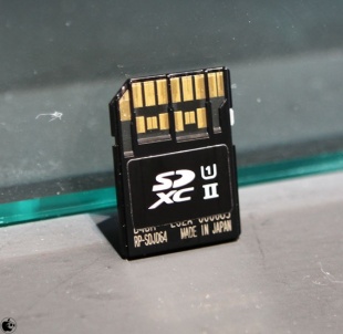 UHS-II に対応した 2層式端子。SDXC対応機器に挿入すると、先端の大きい方の端子群だけを利用して SDXC の速度で読み書きが可能