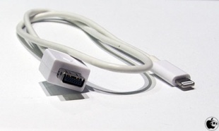 同梱される Lightning ケーブルは専用品