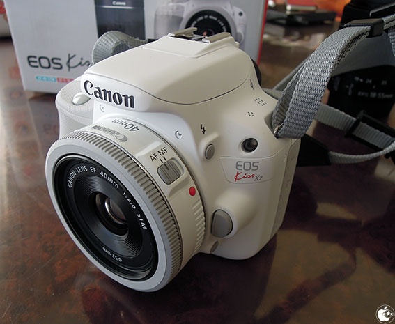 キヤノンの小型デジタル一眼レフカメラ「EOS Kiss X7（ホワイト 
