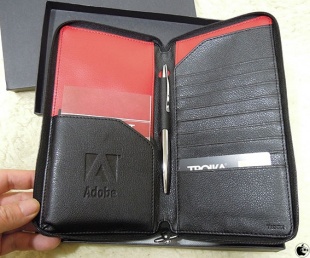 Adobeロゴ入りファスナー付トラベルケース