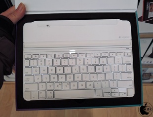 Logicool Ultrathin Magnetic clip-on keyboard cover for iPad Air 2