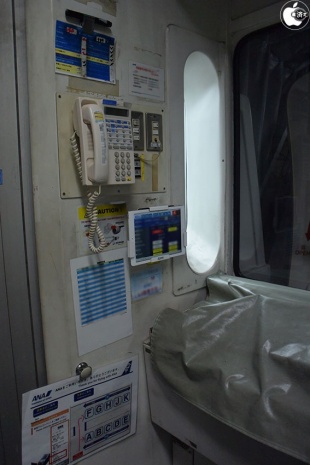 搭乗橋 (PBB/Passenger Boarding Bridge) に設置された iPad