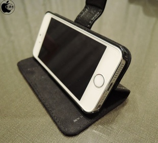 Snugg iPhone 5/5s Flip Case