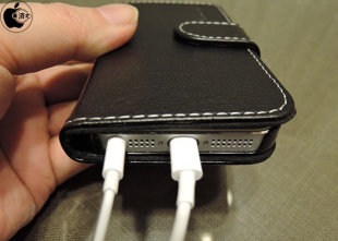 Snugg iPhone 5/5s Flip Case