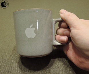 HASAMI PORCELAIN製Appleロゴ入りマグカップ