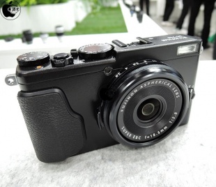 FUJIFILM X70