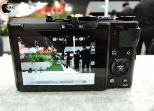FUJIFILM X70