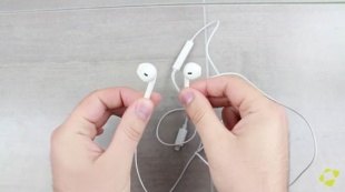 Official iPhone 7 Lightning Earphones Leak?!!