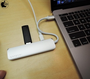Satechi スリム アルミニウムType-C マルチポートアダプター (Type-C 充電ポート/HDMIポート付き)