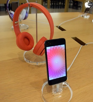 Beats Solo3 Wirelessオンイヤーヘッドフォン – (PRODUCT)RED