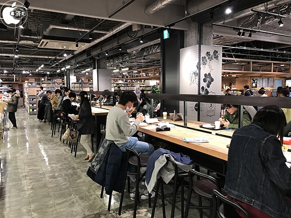 TSUTAYAの書店とカフェが融合した生活提案型のBOOK&CAFE「草叢BOOKS ...