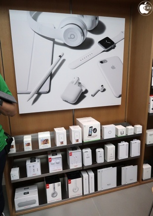 Apple Retail Store Feature Bay