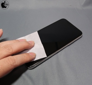 iPhone Xのディスプレイをアルコール清浄布で掃除