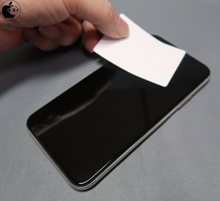 iPhone Xのディスプレイをほこり除去シールで掃除