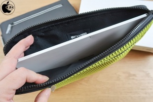 Incase Compact Sleeve in Sport Mesh for MacBook