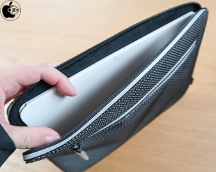 Incase Compact Sleeve in Reflective Mesh for MacBook