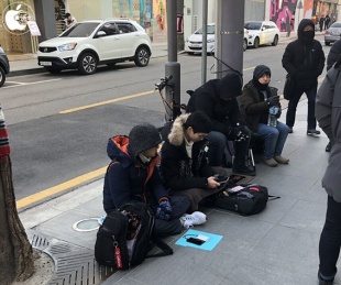 Apple Garosugilオープンのため前日から並んでいた4人