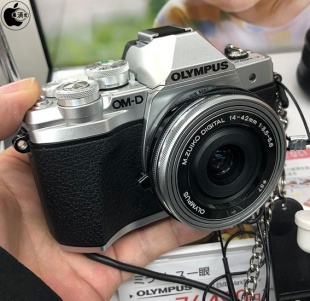 OLYMPUS OM-D E-M10 Mark III