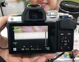 OLYMPUS OM-D E-M10 Mark III