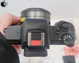 EOS Kiss M