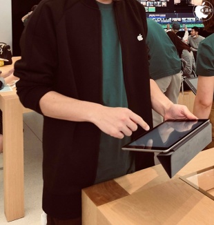 Apple Store:Earth Day Long Sleeve Sweat Full-Zip