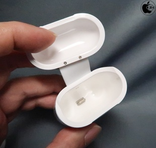 andCOLORS AirPods専用Qiワイヤレス充電ケース