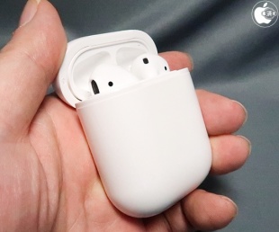 andCOLORS AirPods専用Qiワイヤレス充電ケース