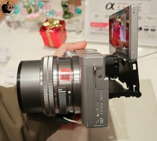 チルト可動式モニター