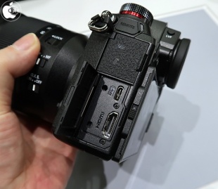 LUMIX DC-S：USB-C