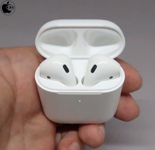 AirPods with Wireless Charging Case