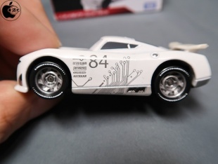 Appleロゴ入りの「カーズ トミカ C-21 J・P・ドライブ