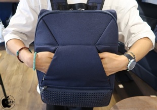 ひらくPCリュック