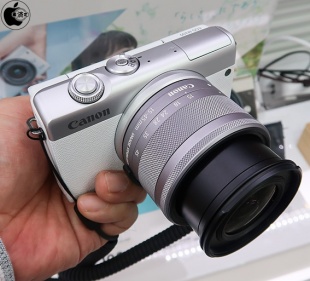 EOS M200