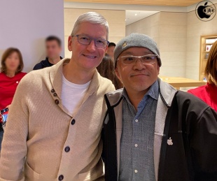 Tim Cook CEOとの記念写真