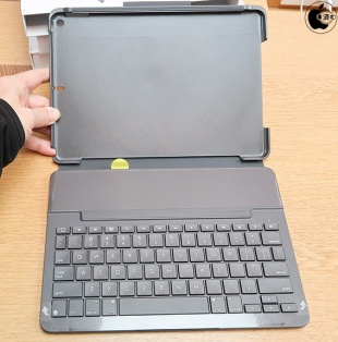 Logicool Slim Folio Case with Integrated Bluetooth Keyboard for iPad Air（第3世代）