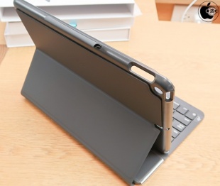 Logicool Slim Folio Case with Integrated Bluetooth Keyboard for iPad Air（第3世代）
