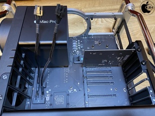 Mac Pro (2019)：補助電源コネクタ