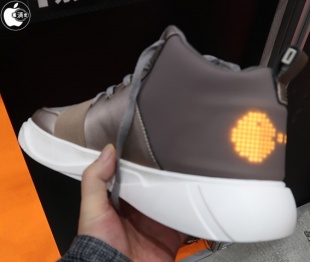 電光掲示板機能付きLEDシューズ