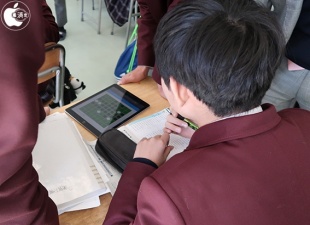 放課中にゲームを楽しむ生徒