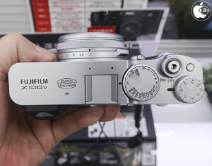 FUJIFILM X100V