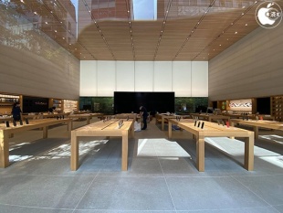 Apple 福岡：店内準備中